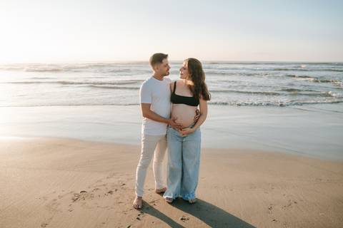 Casal durante ensaio gestante na praia de Ubatuba aguardando a chegada do bebê.'