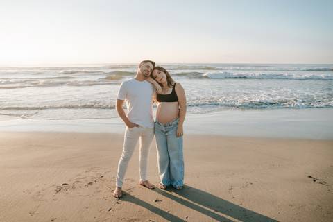 Casal durante ensaio gestante na praia de Ubatuba aguardando a chegada do bebê.'