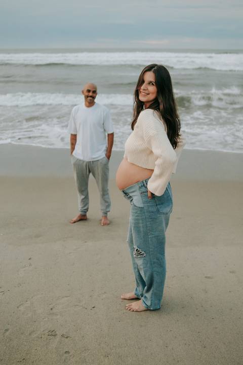 Casal durante ensaio gestante na praia de Ubatuba aguardando a chegada do bebê.'