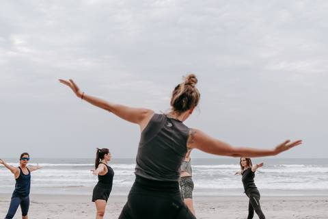 Professora conduzindo prática de Yoga durante retiro em Ubatuba'