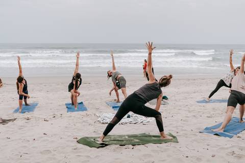 Professora conduzindo prática de Yoga durante retiro em Ubatuba'