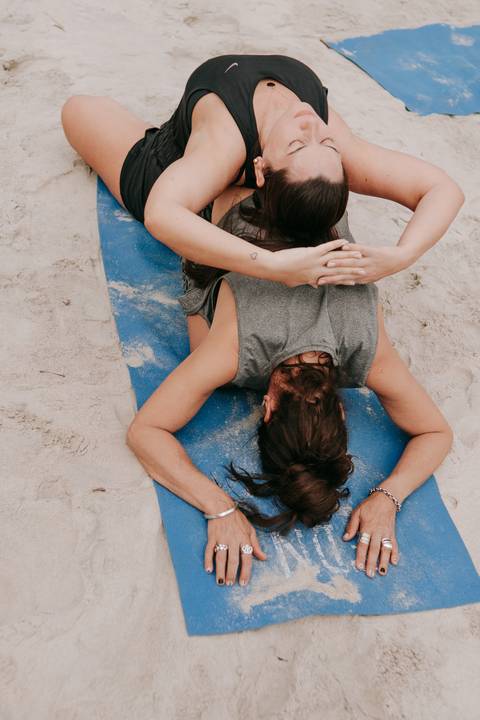 Mulher praticando Yoga durante retiro em Ubatuba'