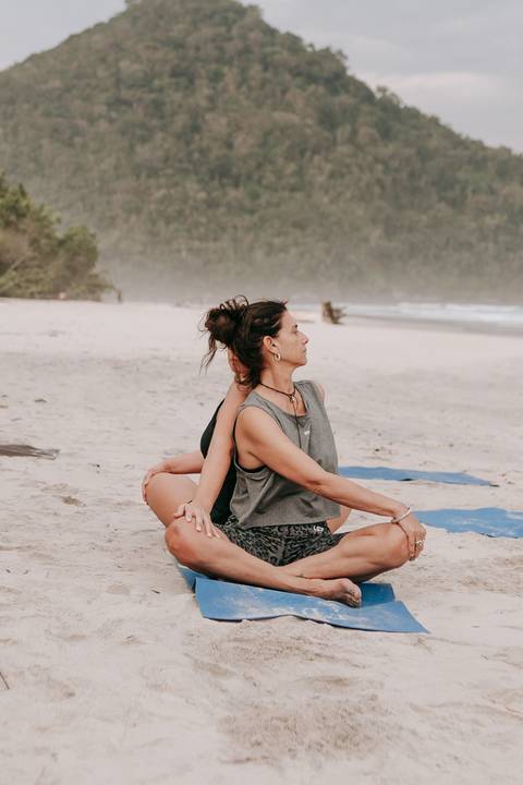 Mulher praticando Yoga durante retiro em Ubatuba'