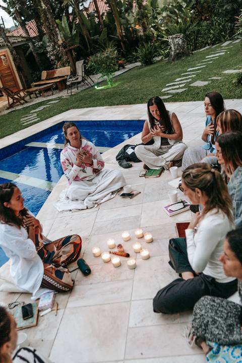 Participantes conversando durante retiro de bem-estar em Ubatuba'