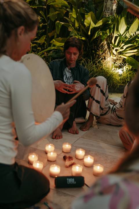 Participantes em momento de meditação durante retiro de Yoga em Ubatuba'
