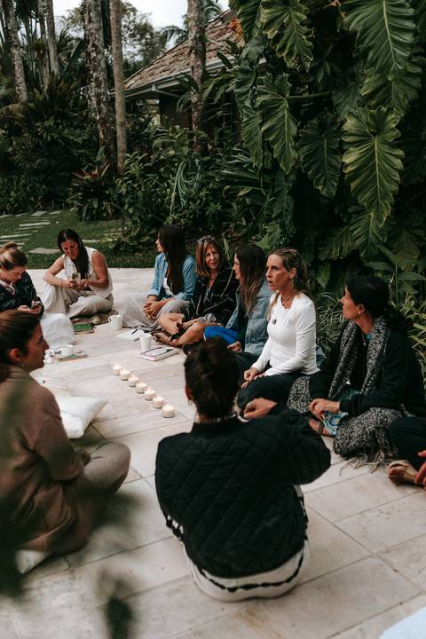 Participantes conversando durante retiro de bem-estar em Ubatuba'