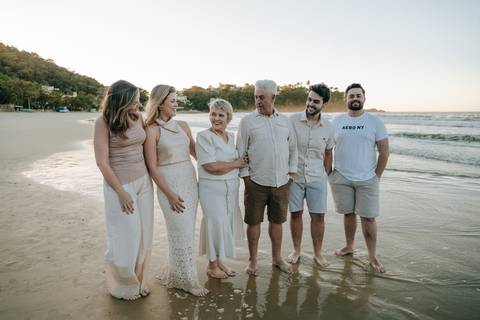 Família reunida durante ensaio fotográfico na Praia do Tenório em Ubatuba'