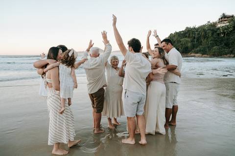 Família reunida durante ensaio fotográfico na Praia do Tenório'