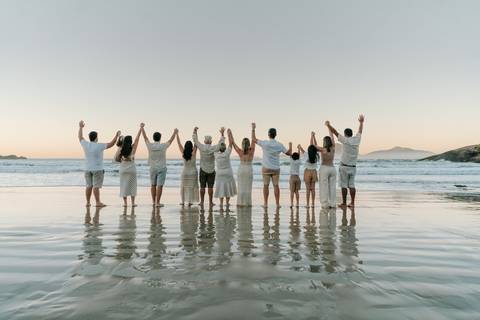 Família reunida durante ensaio fotográfico na Praia do Tenório em Ubatuba'