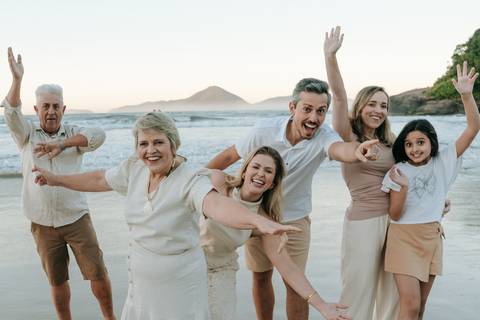 Família reunida durante ensaio fotográfico na Praia do Tenório'