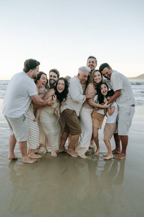 Família reunida durante ensaio fotográfico na Praia do Tenório em Ubatuba'