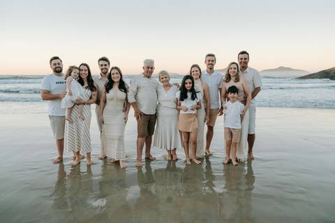 Família reunida durante ensaio fotográfico na Praia do Tenório em Ubatuba'