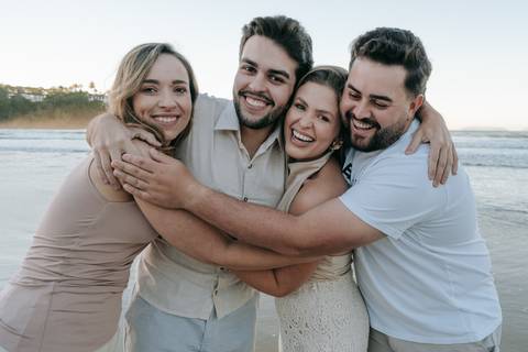Família reunida durante ensaio fotográfico na Praia de Itamambuca em Ubatuba'