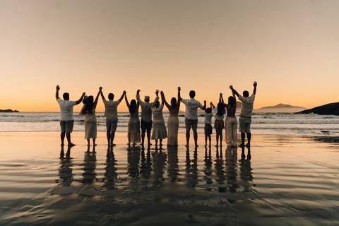Família reunida durante ensaio fotográfico na Praia do Tenório em Ubatuba'