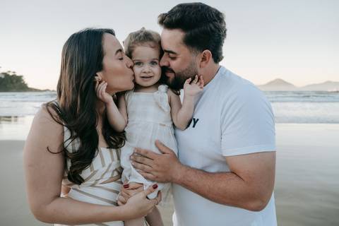 Mãe abraçando o filho durante ensaio fotográfico na praia de Ubatuba'
