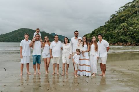 Família reunida durante ensaio fotográfico na Praia de Itamambuca em Ubatuba'