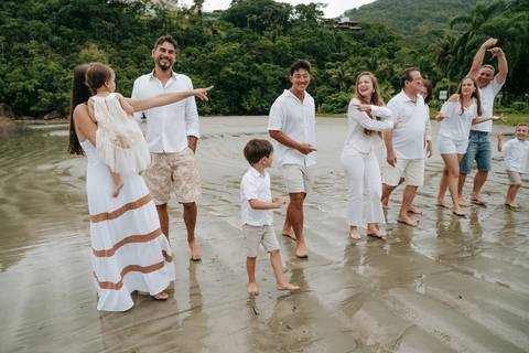 Família reunida durante ensaio fotográfico na Praia de Itamambuca em Ubatuba'