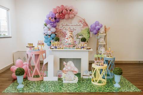 aniversario de 1 ano infantil de menina tema jardim encantado em casa no condomínio Vivares.  Festa com decoração, doces, brincadeiras, diversão, bolo, familia, fotografia de aniversario, fotografo infantil, fotografo em natal, festa de menina'