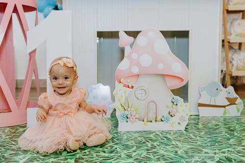 aniversario de 1 ano infantil de menina tema jardim encantado em casa no condomínio Vivares.  Festa com decoração, doces, brincadeiras, diversão, bolo, familia, fotografia de aniversario, fotografo infantil, fotografo em natal, festa de menina'