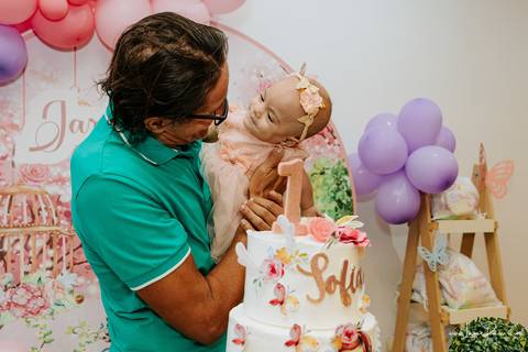 aniversario de 1 ano infantil de menina tema jardim encantado em casa no condomínio Vivares.  Festa com decoração, doces, brincadeiras, diversão, bolo, familia, fotografia de aniversario, fotografo infantil, fotografo em natal, festa de menina'