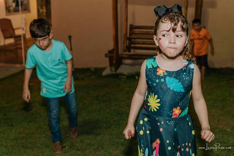 aniversario de 1 ano infantil de menina tema jardim encantado em casa no condomínio Vivares.  Festa com decoração, doces, brincadeiras, diversão, bolo, familia, fotografia de aniversario, fotografo infantil, fotografo em natal, festa de menina'