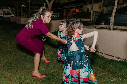 aniversario de 1 ano infantil de menina tema jardim encantado em casa no condomínio Vivares.  Festa com decoração, doces, brincadeiras, diversão, bolo, familia, fotografia de aniversario, fotografo infantil, fotografo em natal, festa de menina'