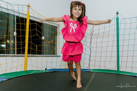 aniversario de 1 ano infantil de menina tema jardim encantado em casa no condomínio Vivares.  Festa com decoração, doces, brincadeiras, diversão, bolo, familia, fotografia de aniversario, fotografo infantil, fotografo em natal, festa de menina'