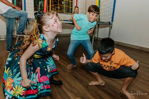 aniversario de 1 ano infantil de menina tema jardim encantado em casa no condomínio Vivares.  Festa com decoração, doces, brincadeiras, diversão, bolo, familia, fotografia de aniversario, fotografo infantil, fotografo em natal, festa de menina'