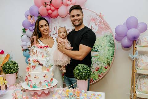 aniversario de 1 ano infantil de menina tema jardim encantado em casa no condomínio Vivares.  Festa com decoração, doces, brincadeiras, diversão, bolo, familia, fotografia de aniversario, fotografo infantil, fotografo em natal, festa de menina'