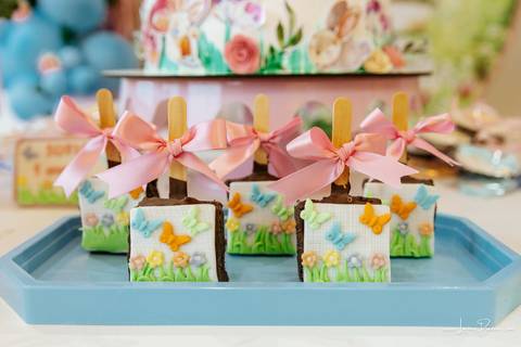 aniversario de 1 ano infantil de menina tema jardim encantado em casa no condomínio Vivares.  Festa com decoração, doces, brincadeiras, diversão, bolo, familia, fotografia de aniversario, fotografo infantil, fotografo em natal, festa de menina'