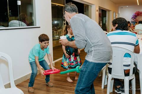 aniversario de 1 ano infantil de menina tema jardim encantado em casa no condomínio Vivares.  Festa com decoração, doces, brincadeiras, diversão, bolo, familia, fotografia de aniversario, fotografo infantil, fotografo em natal, festa de menina'
