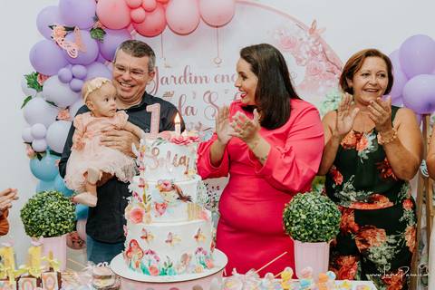 aniversario de 1 ano infantil de menina tema jardim encantado em casa no condomínio Vivares.  Festa com decoração, doces, brincadeiras, diversão, bolo, familia, fotografia de aniversario, fotografo infantil, fotografo em natal, festa de menina'