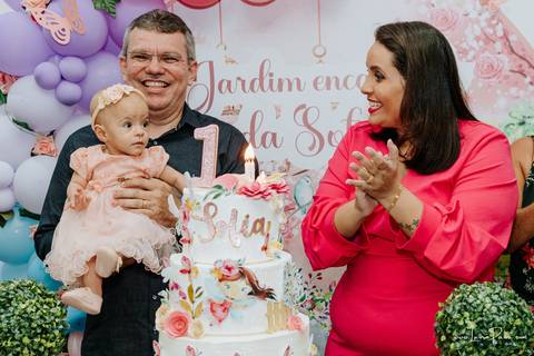 aniversario de 1 ano infantil de menina tema jardim encantado em casa no condomínio Vivares.  Festa com decoração, doces, brincadeiras, diversão, bolo, familia, fotografia de aniversario, fotografo infantil, fotografo em natal, festa de menina'