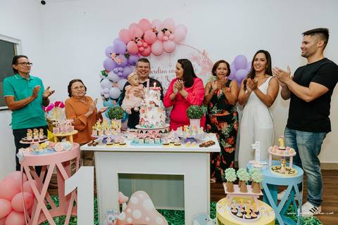 aniversario de 1 ano infantil de menina tema jardim encantado em casa no condomínio Vivares.  Festa com decoração, doces, brincadeiras, diversão, bolo, familia, fotografia de aniversario, fotografo infantil, fotografo em natal, festa de menina'
