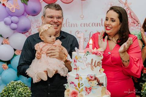 aniversario de 1 ano infantil de menina tema jardim encantado em casa no condomínio Vivares.  Festa com decoração, doces, brincadeiras, diversão, bolo, familia, fotografia de aniversario, fotografo infantil, fotografo em natal, festa de menina'