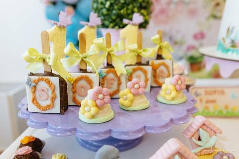 aniversario de 1 ano infantil de menina tema jardim encantado em casa no condomínio Vivares.  Festa com decoração, doces, brincadeiras, diversão, bolo, familia, fotografia de aniversario, fotografo infantil, fotografo em natal, festa de menina'