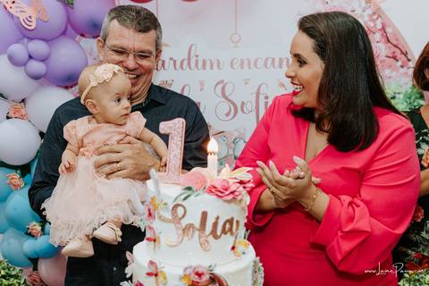 aniversario de 1 ano infantil de menina tema jardim encantado em casa no condomínio Vivares.  Festa com decoração, doces, brincadeiras, diversão, bolo, familia, fotografia de aniversario, fotografo infantil, fotografo em natal, festa de menina'