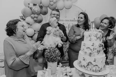 aniversario de 1 ano infantil de menina tema jardim encantado em casa no condomínio Vivares.  Festa com decoração, doces, brincadeiras, diversão, bolo, familia, fotografia de aniversario, fotografo infantil, fotografo em natal, festa de menina'