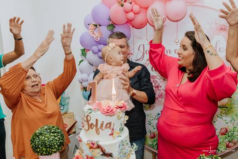 aniversario de 1 ano infantil de menina tema jardim encantado em casa no condomínio Vivares.  Festa com decoração, doces, brincadeiras, diversão, bolo, familia, fotografia de aniversario, fotografo infantil, fotografo em natal, festa de menina'