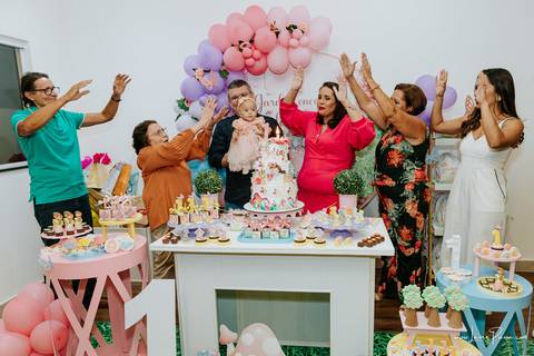 aniversario de 1 ano infantil de menina tema jardim encantado em casa no condomínio Vivares.  Festa com decoração, doces, brincadeiras, diversão, bolo, familia, fotografia de aniversario, fotografo infantil, fotografo em natal, festa de menina'