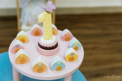 aniversario de 1 ano infantil de menina tema jardim encantado em casa no condomínio Vivares.  Festa com decoração, doces, brincadeiras, diversão, bolo, familia, fotografia de aniversario, fotografo infantil, fotografo em natal, festa de menina'