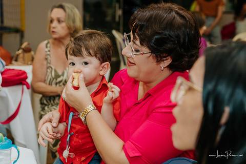 aniversario de 1 ano infantil de menina tema jardim encantado em casa no condomínio Vivares.  Festa com decoração, doces, brincadeiras, diversão, bolo, familia, fotografia de aniversario, fotografo infantil, fotografo em natal, festa de menina'