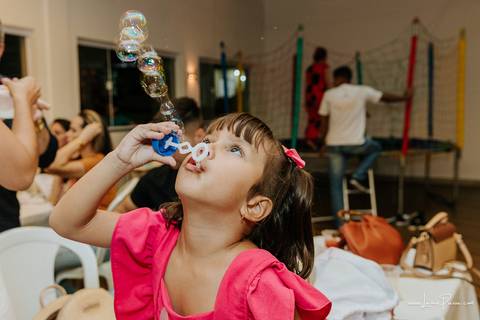 aniversario de 1 ano infantil de menina tema jardim encantado em casa no condomínio Vivares.  Festa com decoração, doces, brincadeiras, diversão, bolo, familia, fotografia de aniversario, fotografo infantil, fotografo em natal, festa de menina'
