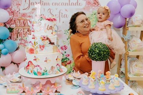 aniversario de 1 ano infantil de menina tema jardim encantado em casa no condomínio Vivares.  Festa com decoração, doces, brincadeiras, diversão, bolo, familia, fotografia de aniversario, fotografo infantil, fotografo em natal, festa de menina'