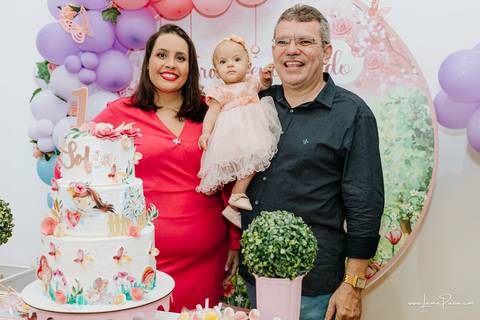 aniversario de 1 ano infantil de menina tema jardim encantado em casa no condomínio Vivares.  Festa com decoração, doces, brincadeiras, diversão, bolo, familia, fotografia de aniversario, fotografo infantil, fotografo em natal, festa de menina'