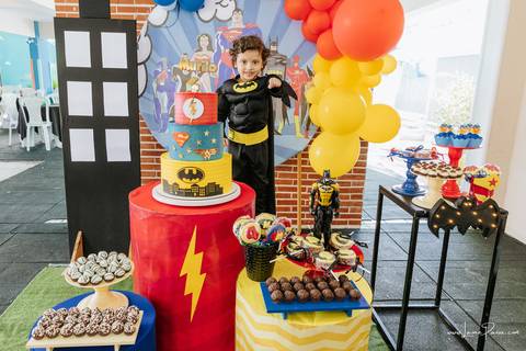 aniversario de 4 anos infantil de menino tema liga da justiça no Vila do brincar.  Festa com decoração, doces, brincadeiras, diversão, bolo, familia, fotografia de aniversario, fotografo infantil, fotografo em natal, festa de menino'