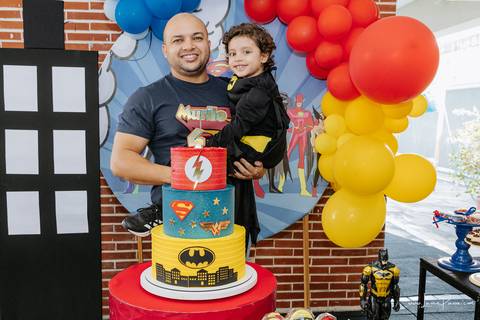 aniversario de 4 anos infantil de menino tema liga da justiça no Vila do brincar.  Festa com decoração, doces, brincadeiras, diversão, bolo, familia, fotografia de aniversario, fotografo infantil, fotografo em natal, festa de menino'