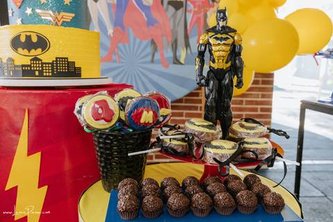 aniversario de 4 anos infantil de menino tema liga da justiça no Vila do brincar.  Festa com decoração, doces, brincadeiras, diversão, bolo, familia, fotografia de aniversario, fotografo infantil, fotografo em natal, festa de menino'
