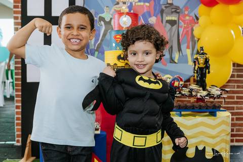 aniversario de 4 anos infantil de menino tema liga da justiça no Vila do brincar.  Festa com decoração, doces, brincadeiras, diversão, bolo, familia, fotografia de aniversario, fotografo infantil, fotografo em natal, festa de menino'