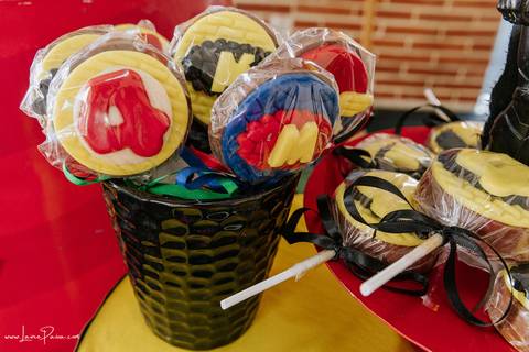 aniversario de 4 anos infantil de menino tema liga da justiça no Vila do brincar.  Festa com decoração, doces, brincadeiras, diversão, bolo, familia, fotografia de aniversario, fotografo infantil, fotografo em natal, festa de menino'